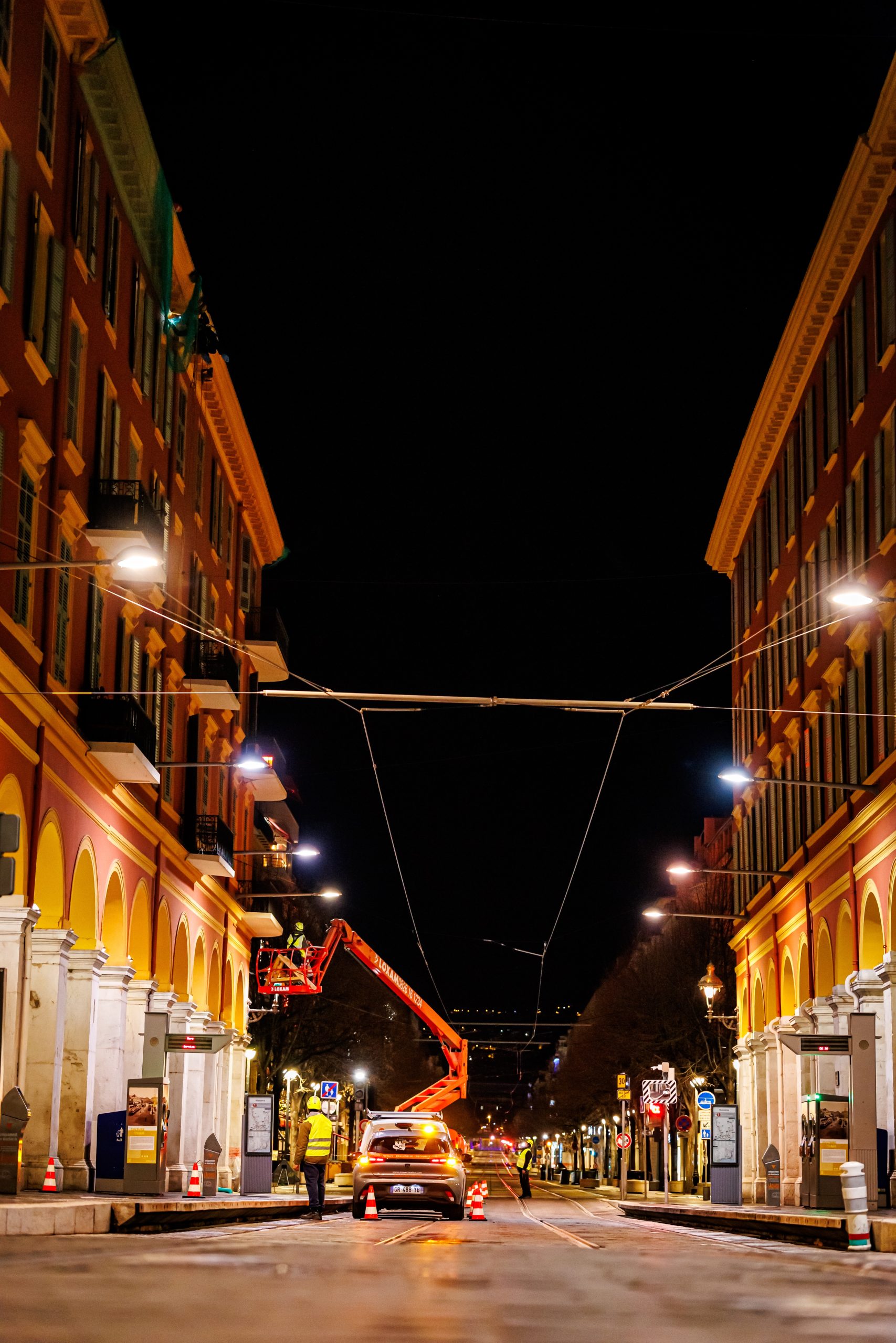 Cordiste de l'équipe de Pro Verticalité réalisant des travaux en hauteur